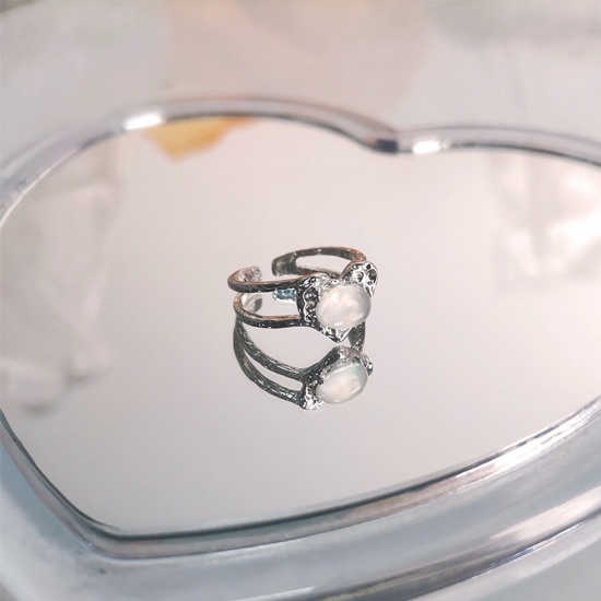 銅 素敵 オープンタイプ 調整可能 リング 指輪 銀メッキ クリア色 模造宝石 直径17mm (日本サイズ約13号)、1 個 の画像