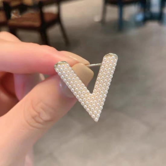 Bild von Exquisit Brosche V-Form Vergoldet Weiß Acryl Imitat Perle 3cm x 2.5cm, 1 Stück