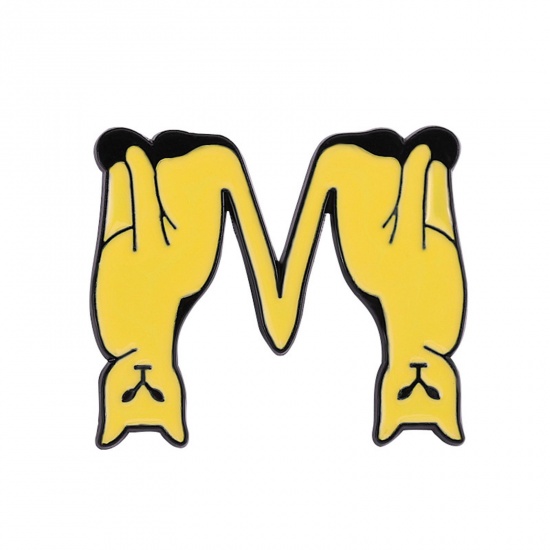 Immagine di Carino Spilla Gatto Lettere " M " Giallo Smalto 3.5cm x 3cm, 1 Pz