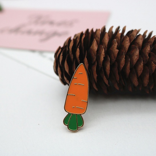 Immagine di Carino Spilla Carota Oro Placcato Verde & Arancione Smalto 2cm, 1 Pz