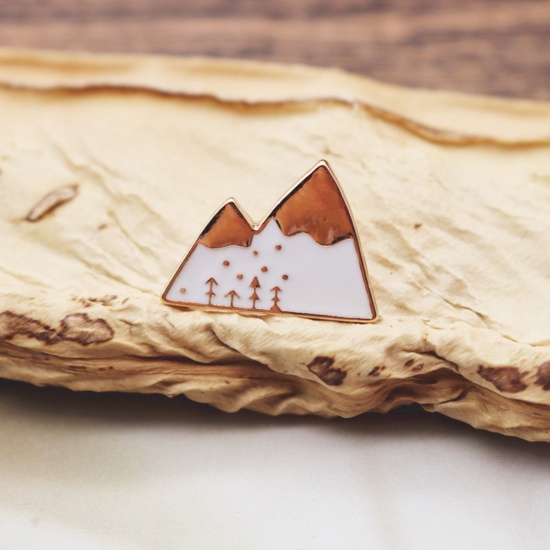 Immagine di Semplice Spilla Montagna Bianco Smalto 2cm, 1 Pz