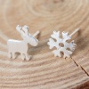 Bild von Kupfer Ohrringe Ohrstecker Weihnachten Rentier Weihnachten Schneeflocke Versilbert 10mm x9mm 8mm x7mm Drahtstärke: (21 gauge) 1 Paar
